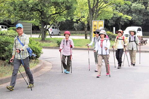 写真:ノルディック・ウォークを楽しむ人々